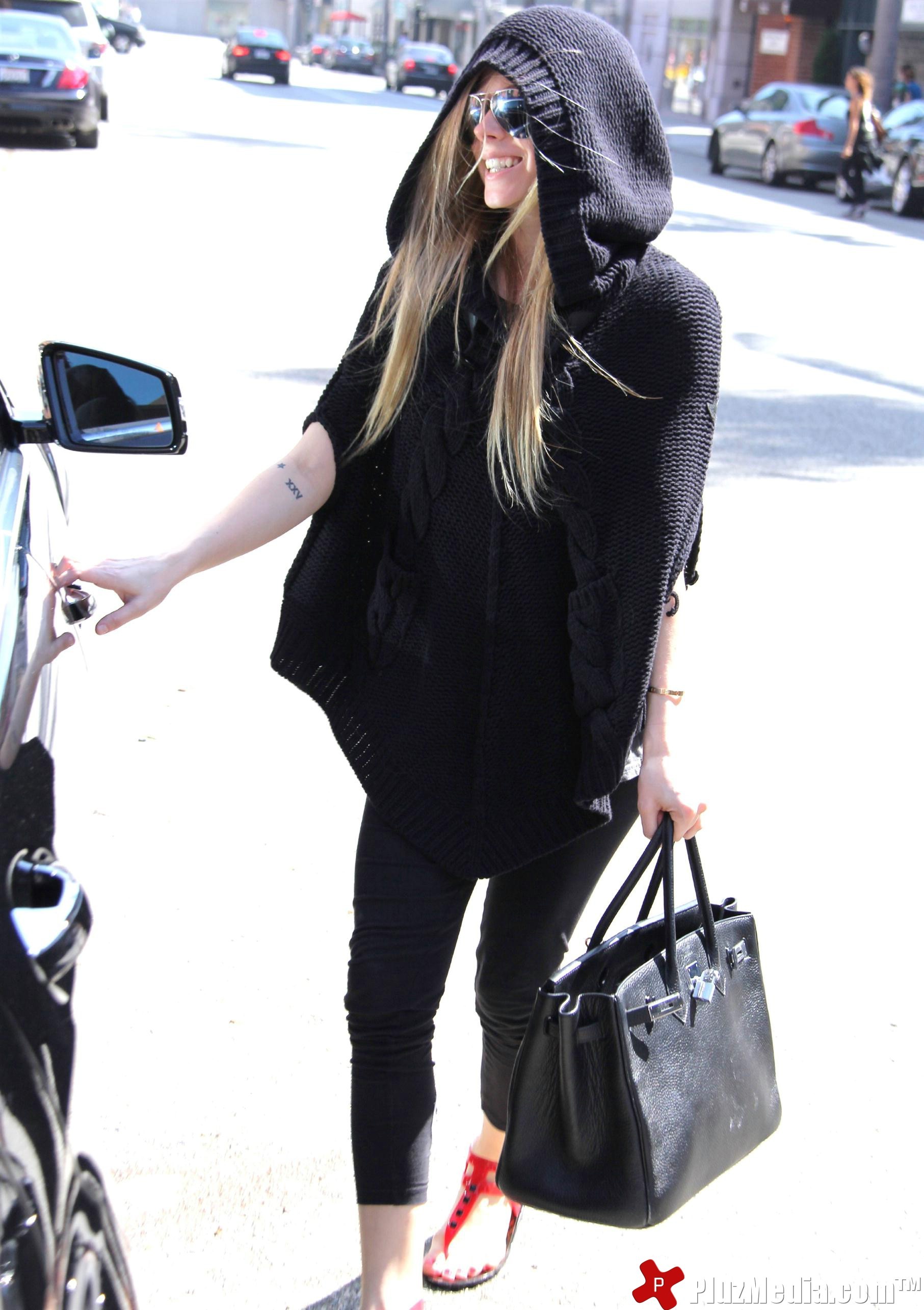 Avril Lavigne after getting her nails done at a salon | Picture 89929